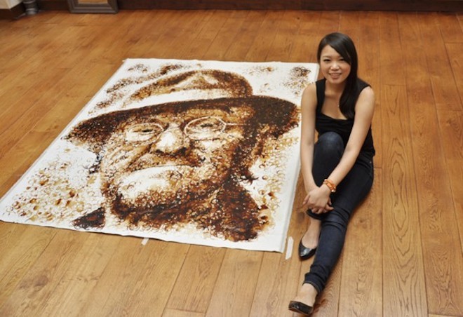 Cô gái vẽ tranh từ hàng ngàn vết bẩn trên tách cà phê